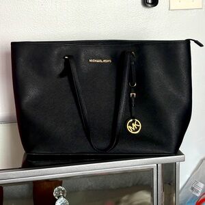 Jet Set Medium Saffiano Leather Top-Zip Tote Bag